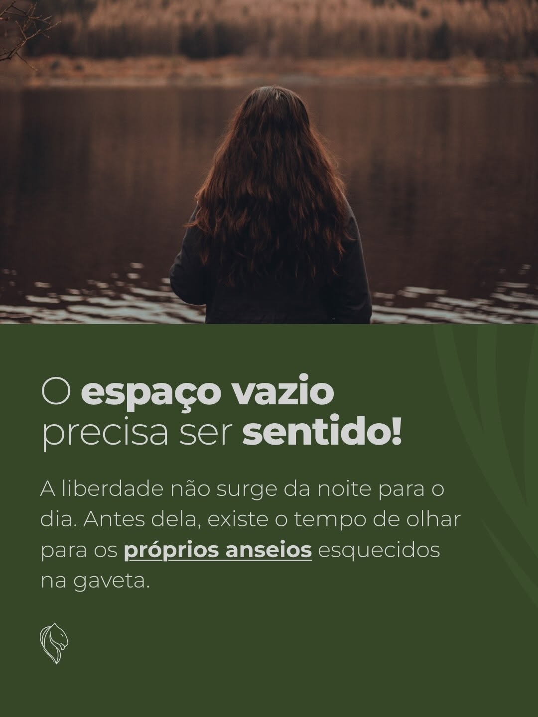 Mulher em momento de reflexão e silêncio